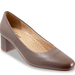 Trotters Daria 2 inch pump-- only worn once